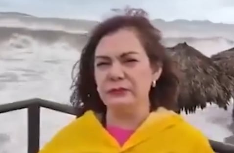 La periodista Yesicka Ojeda informaba sobre los embates del huracán Polo desde el malecón de San Carlos, Sonora.