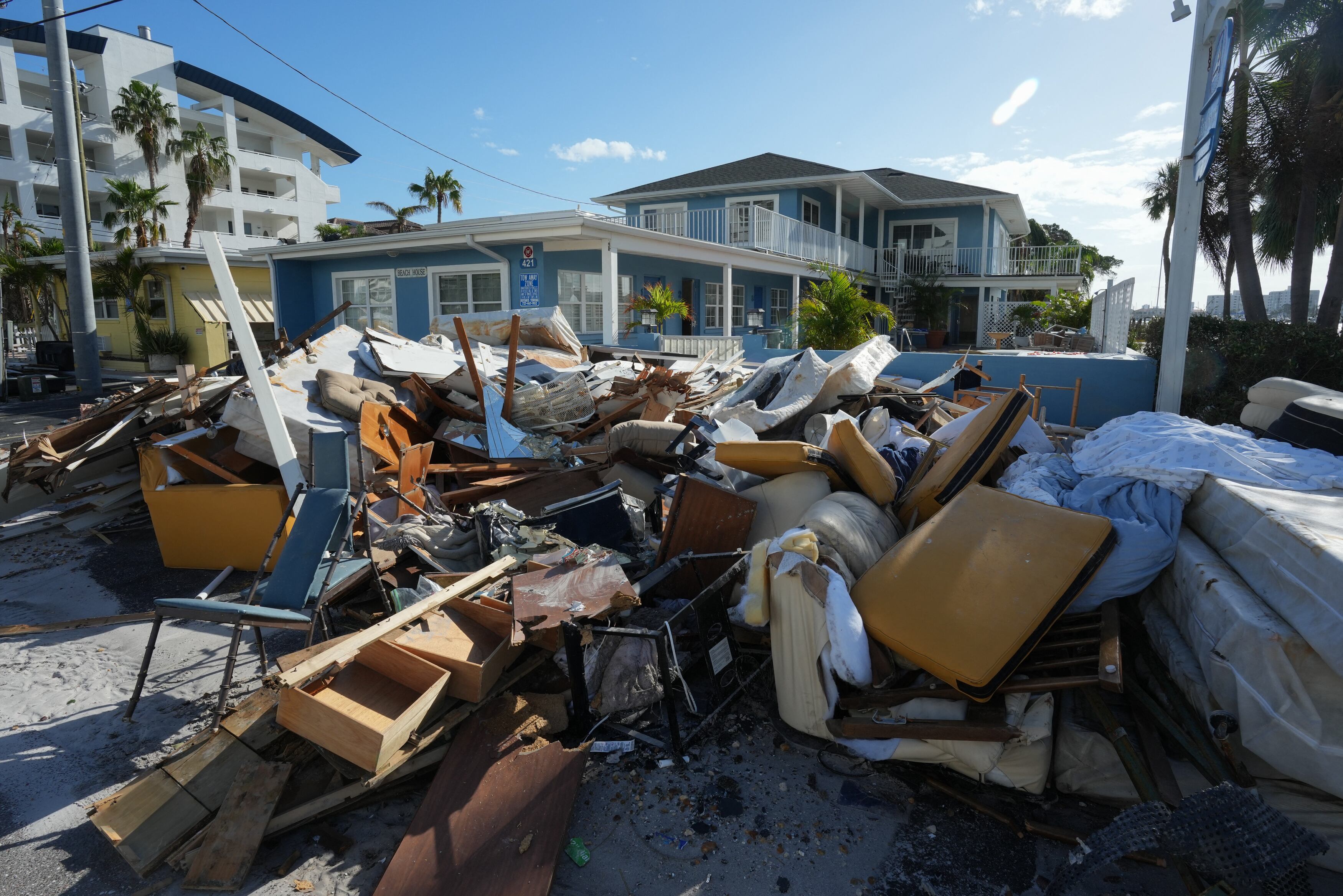 Escombros cubren calles de Clearwater Beach tras el huracán Milton; Florida empieza la reconstrucción con 16 muertos. Foto por Bryan R. SMITH / AFP