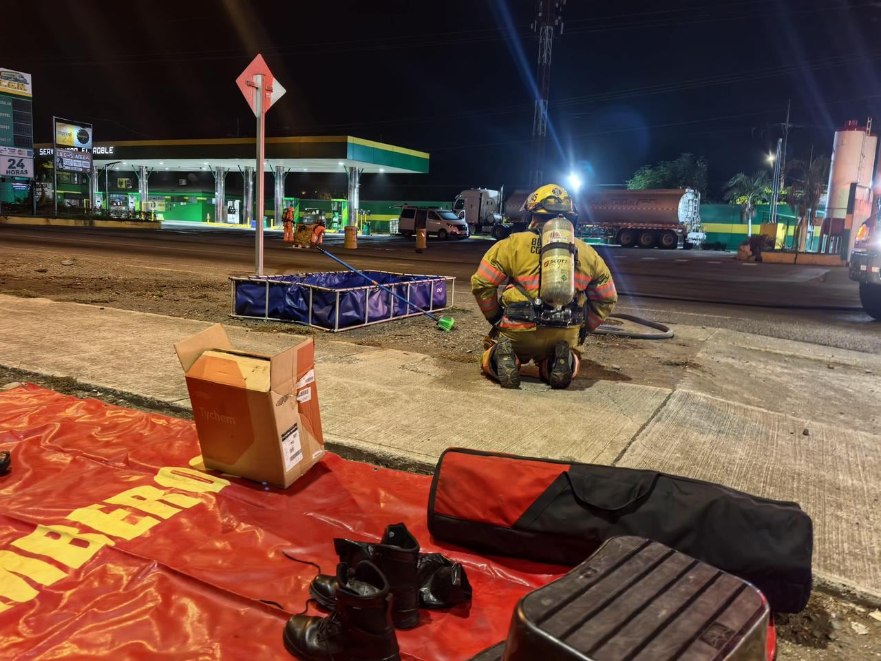 Bomberos atiende derrame de material peligroso en Puntarenas.