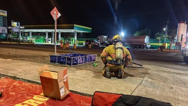 Bomberos atiende derrame de 300 litros de ácido nítrico junto a gasolinera en Puntarenas (video)