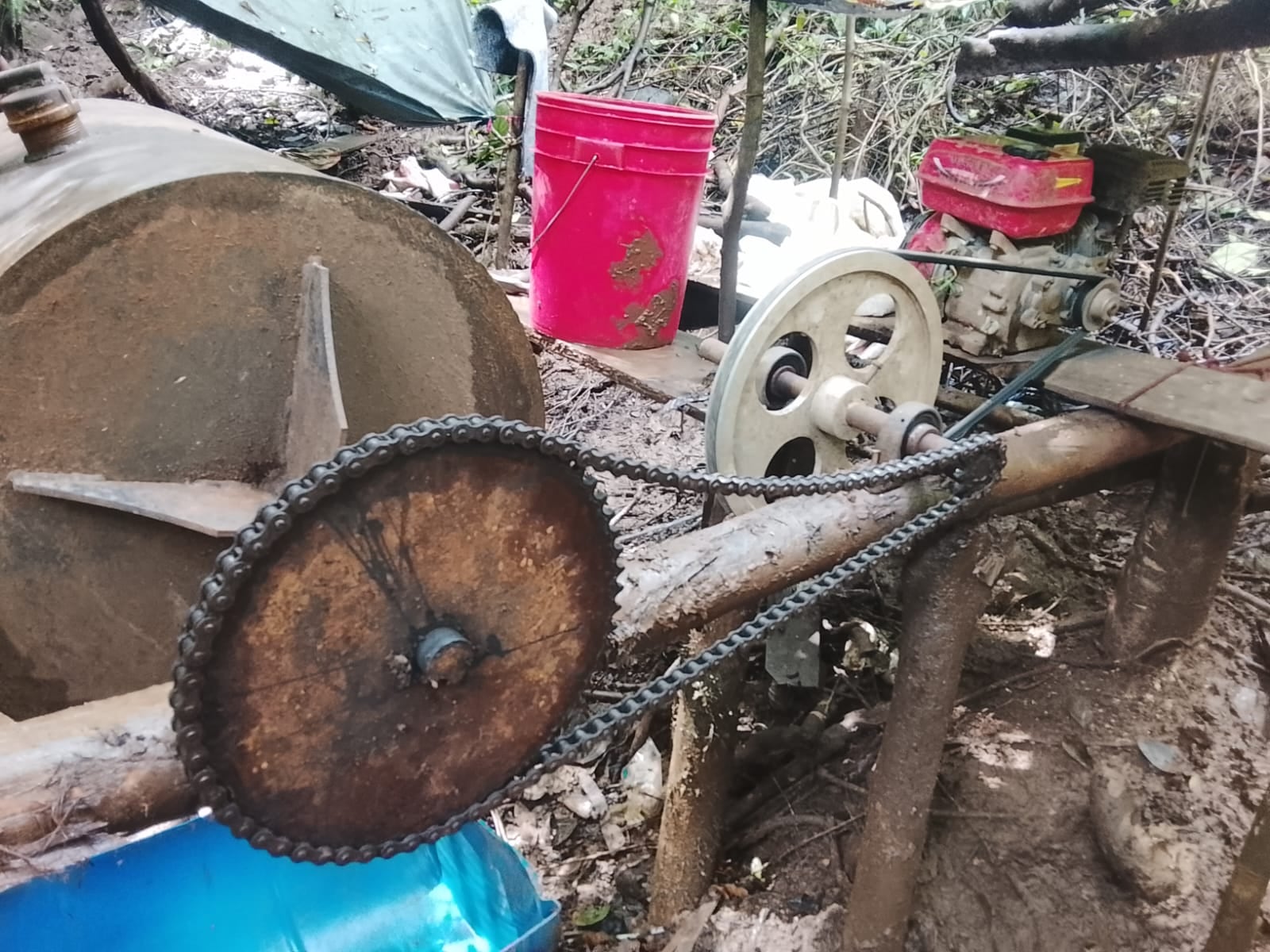 La Fuerza Pública detuvo a seis oreros y decomisó varios artículos para procesar el mineral que se extrae de manera ilegal en Crucitas de San Carlos.