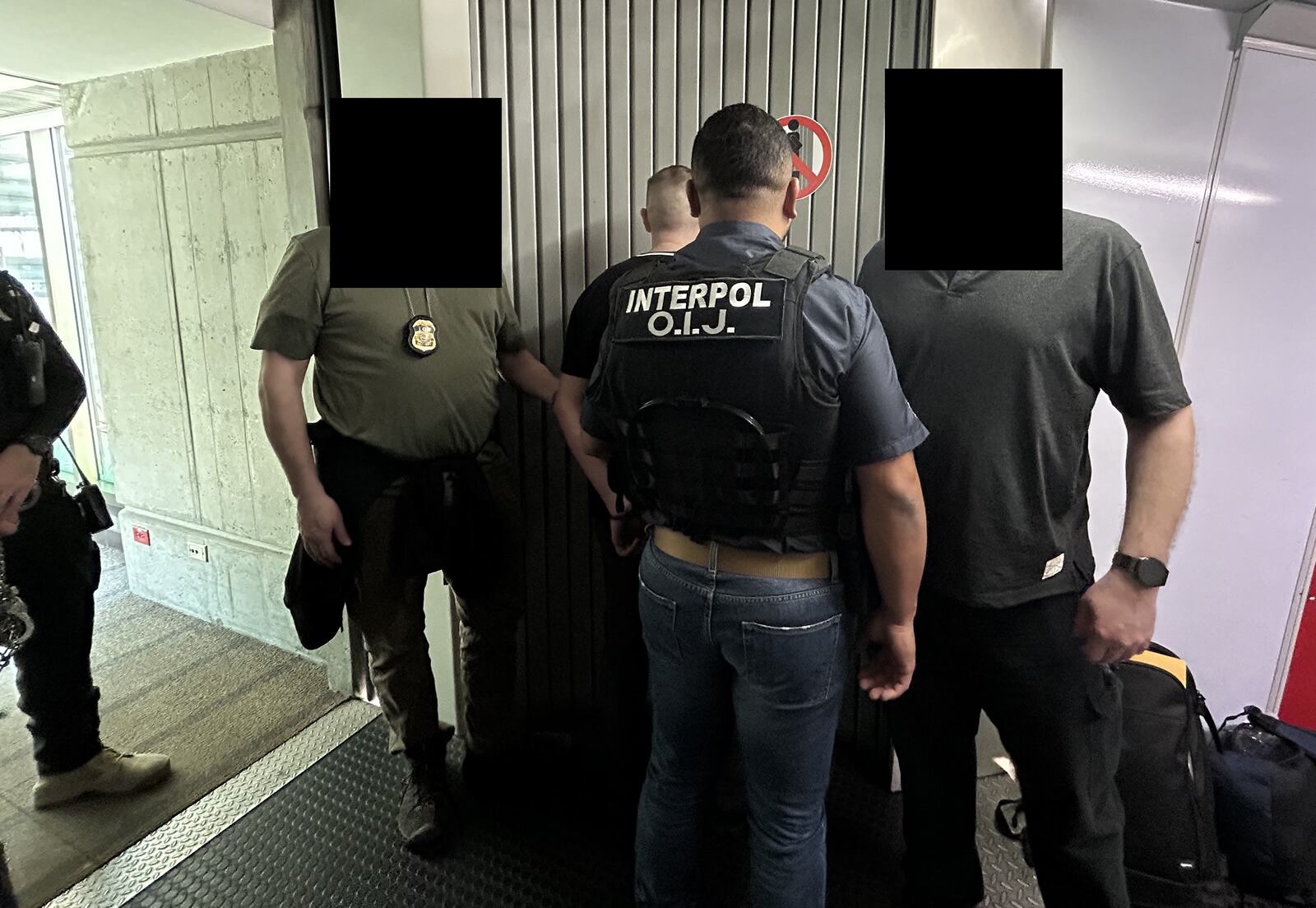 Agentes de Interpol del OIJ custodian a Josseth Santos-Fonseca, quien fue deportado desde Estados Unidos a Costa Rica por delitos relacionados con el narcotráfico.
