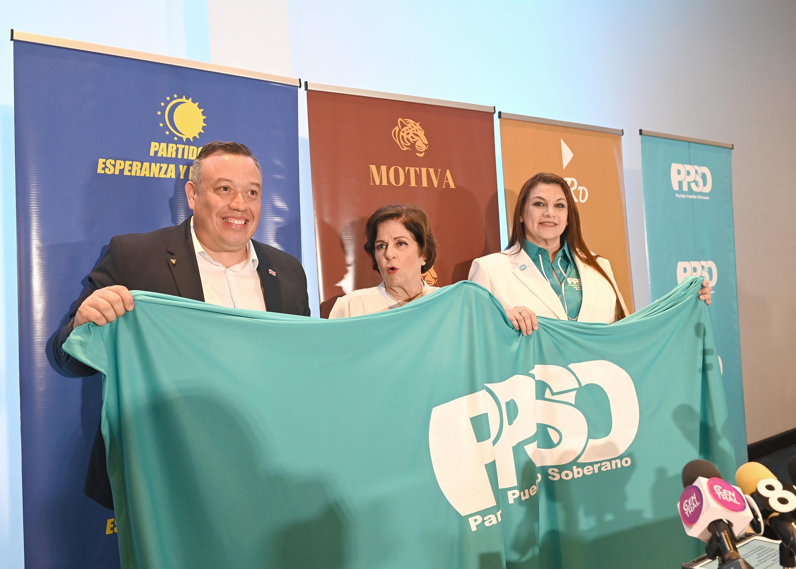 12 de julio del 2025. Parque Morazán. San José. 09:00 hrs. Anuncio oficial del partido político con el que participará el movimiento de Rodrigo Cháves en las próximas elecciones nacionales en febrero del 2026. En la foto: Pilar Cisneros anuncia que el partido Pueblo Soberano representará a Rodrigo Cháves en las próximas elecciones. Foto: Albert Marín.