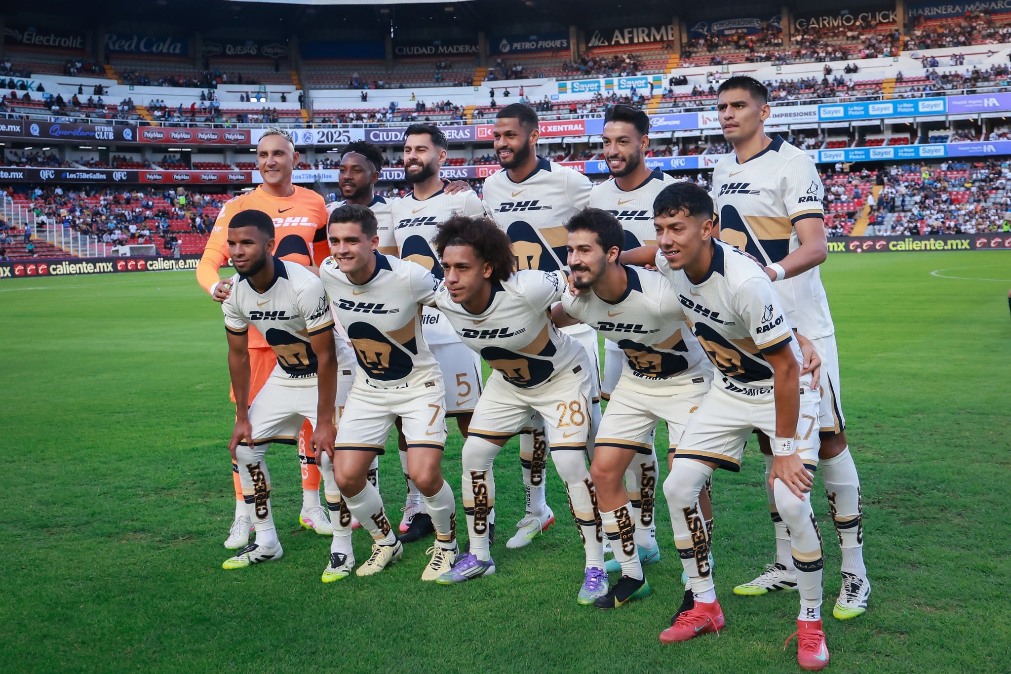 Keylor Navas junto a sus compañeros en el primer partido defendiendo el arco de Pumas.