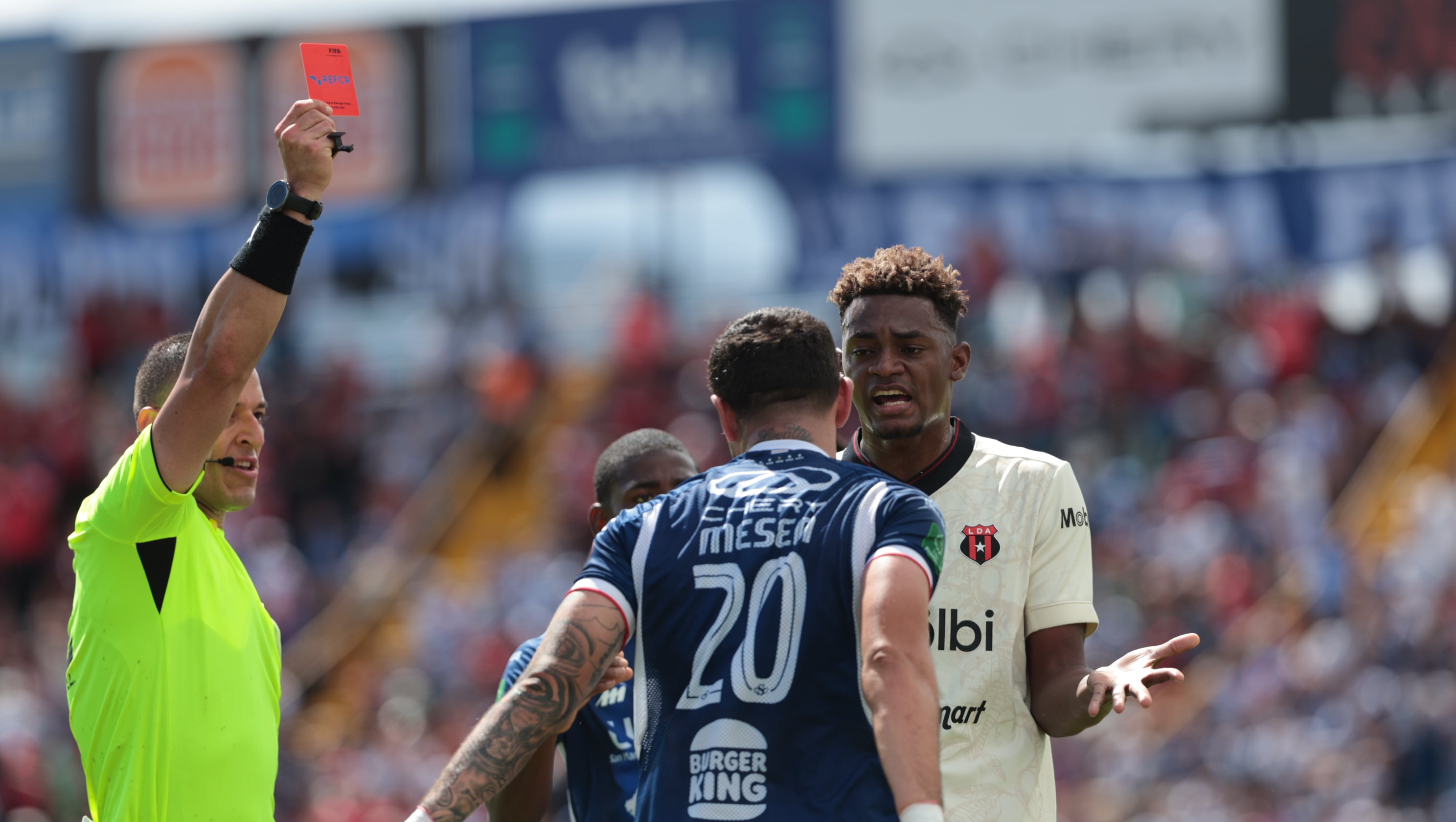 30/11/2025/ Juego entre Club Sport Cartagines vs Liga Deportiva Alajuelense por la fecha 17 del torneo apertura de l Liga Promerica en el estadio Fello Meza / foto John Durán