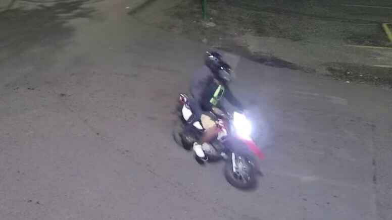 Motociclistas en movimiento captado en carretera durante la noche, relacionado con iniciativas de ley en Costa Rica para combatir el sicariato.