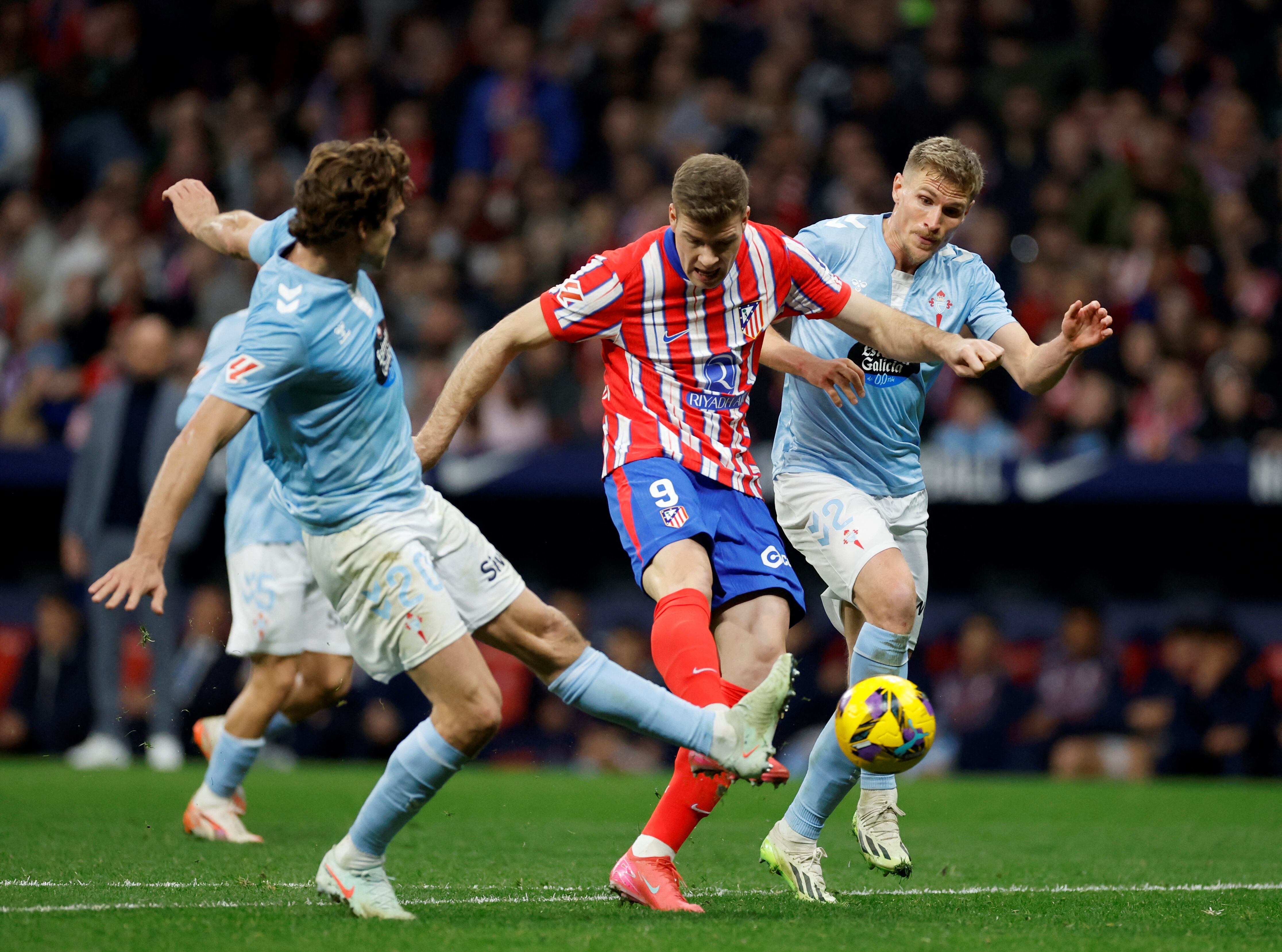 Atletico Madrid's Norwegian forward #09 Alexander Sorloth scores his team's first goal during the Spanish league football match between Club Atletico de Madrid and RC Celta de Vigo at Metropolitano Stadium in Madrid on February 15, 2025. (Photo by OSCAR DEL POZO / AFP)