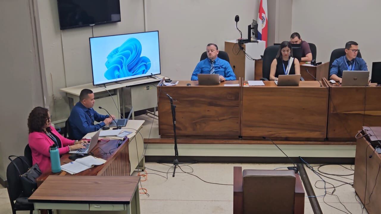 El pasado 7 de enero inició el juicio contra 4 oficiales de tránsito de La Fortuna de San Carlos y otros 6 particulares acusados por delitos varios.
La Fiscalía los acusa de haber formado una organización criminal dedicada al trasiego y venta de drogas.