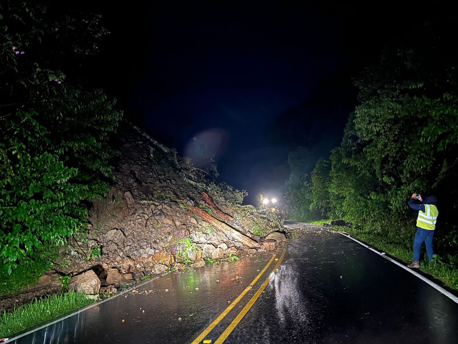 En los últimos días rutas como el Cerro de la Muerte han presentado derrumbes durante las noches debido a las fuertes lluvias que afectan el país.