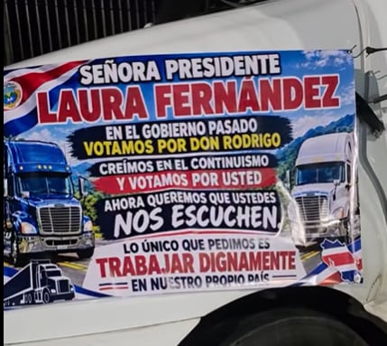 Un grupo de transportistas se manifesta frente a Casa Presidencial.