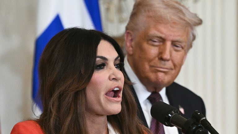 Donald Trump pide la dimisión de embajadora Kimberly Guilfoyle