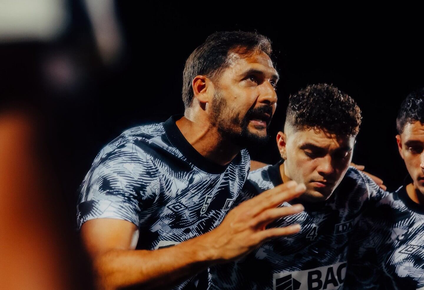 Celso Borges da las últimas indicaciones a sus compañeros minutos antes del partido entre Liberia y Liga Deportiva Alajuelense.