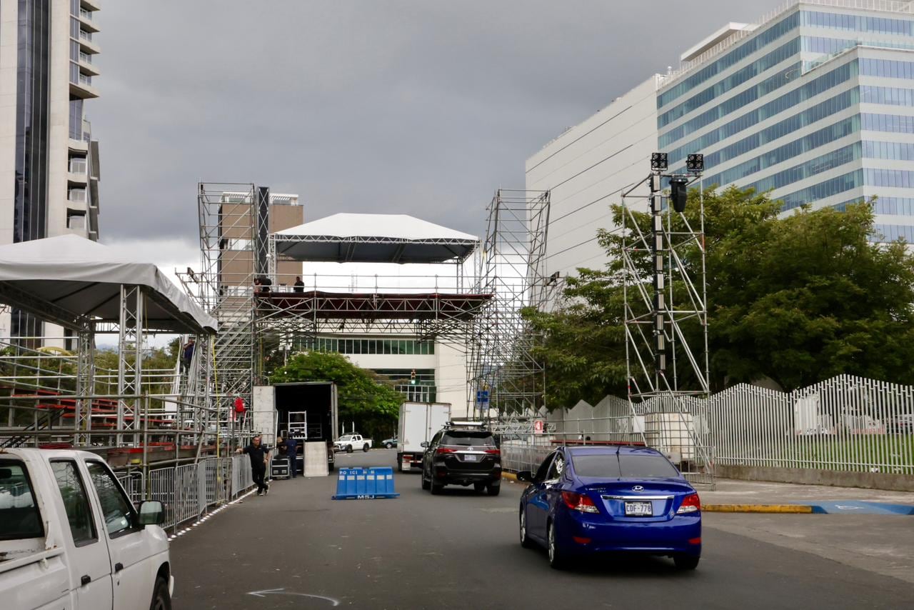 Trabajadores avanzan con el montaje de tarimas y graderías alrededor del Parque Metropolitano La Sabana como parte de los preparativos para el Festival de la Luz 2025 de San José. Foto del 12 de diciembre de 2025.