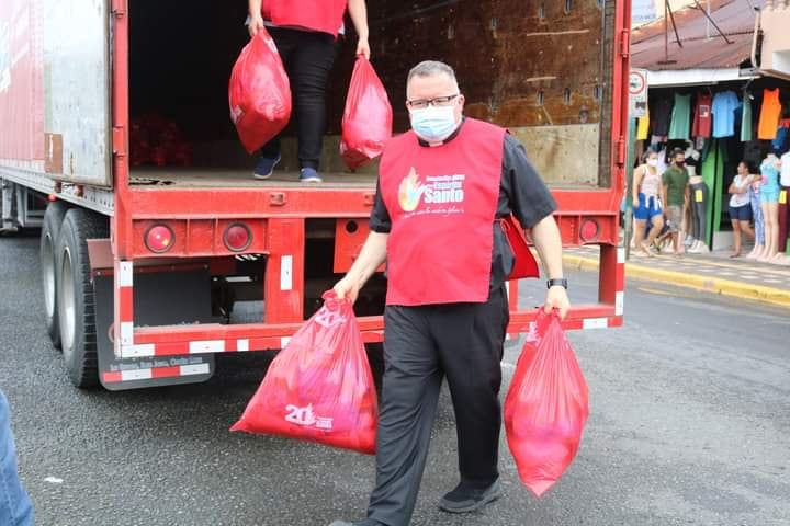 El padre Sergio Valverde, a ritmo de punta, se mandó con una canción para que usemos mascarilla y evitemos el contagio