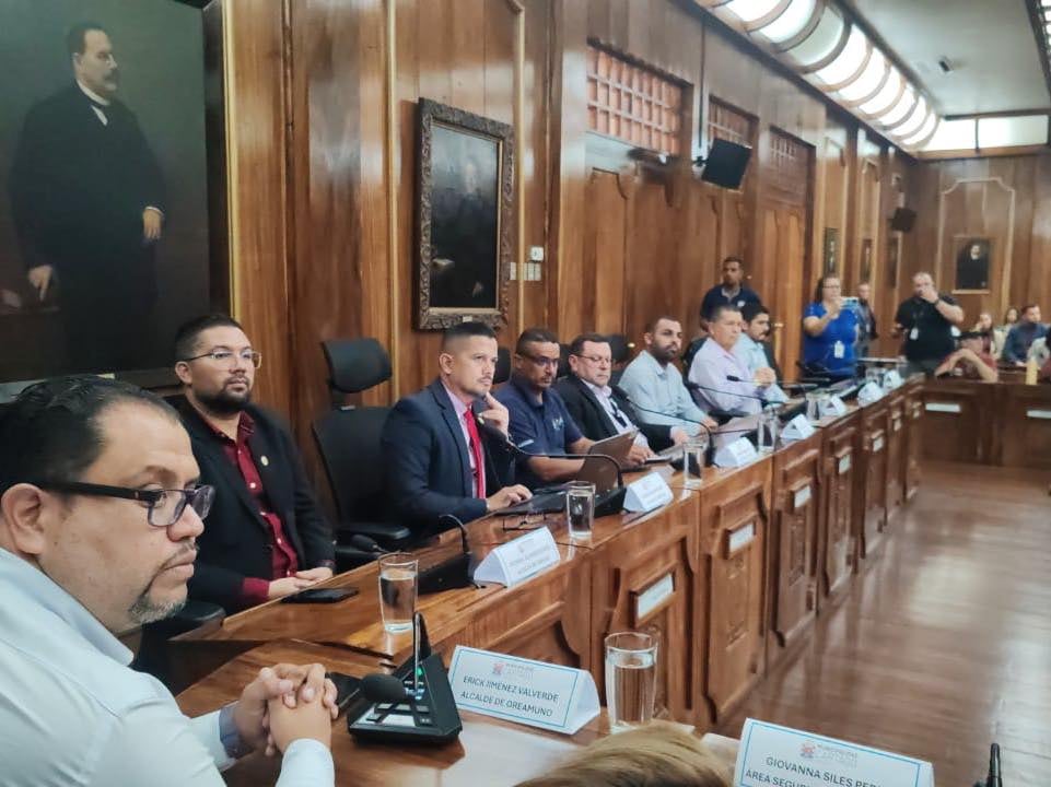 Reunión entre Mario Zamora y alcaldes de Cartago