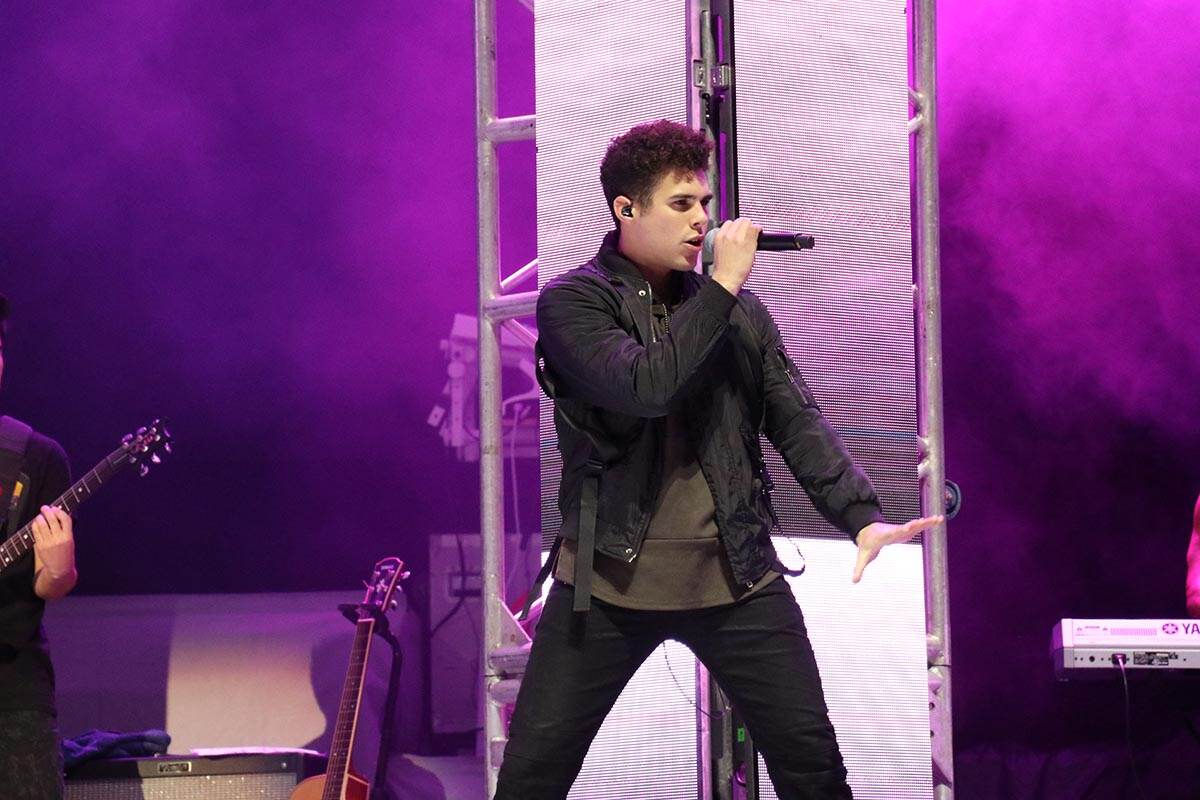 CNCO en plena acción.