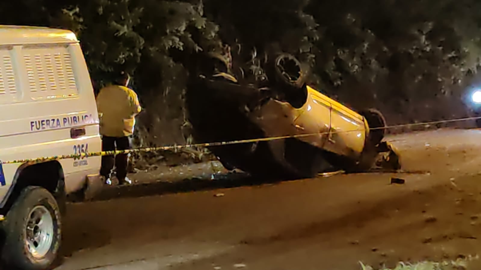 Luego de dar varios tumbos el vehículo quedó destrozado y llantas arriba en Barranca. Foto: Andrés Garita.