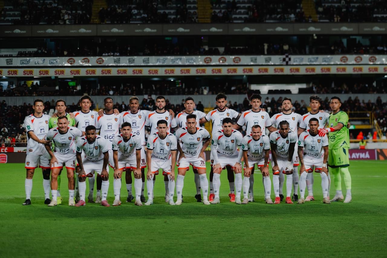 Farbod Samadian (de pie, cuarto de izquierda a derecha) desea aprovechar al máximo la oportunidad de jugar en Puntarenas FC.