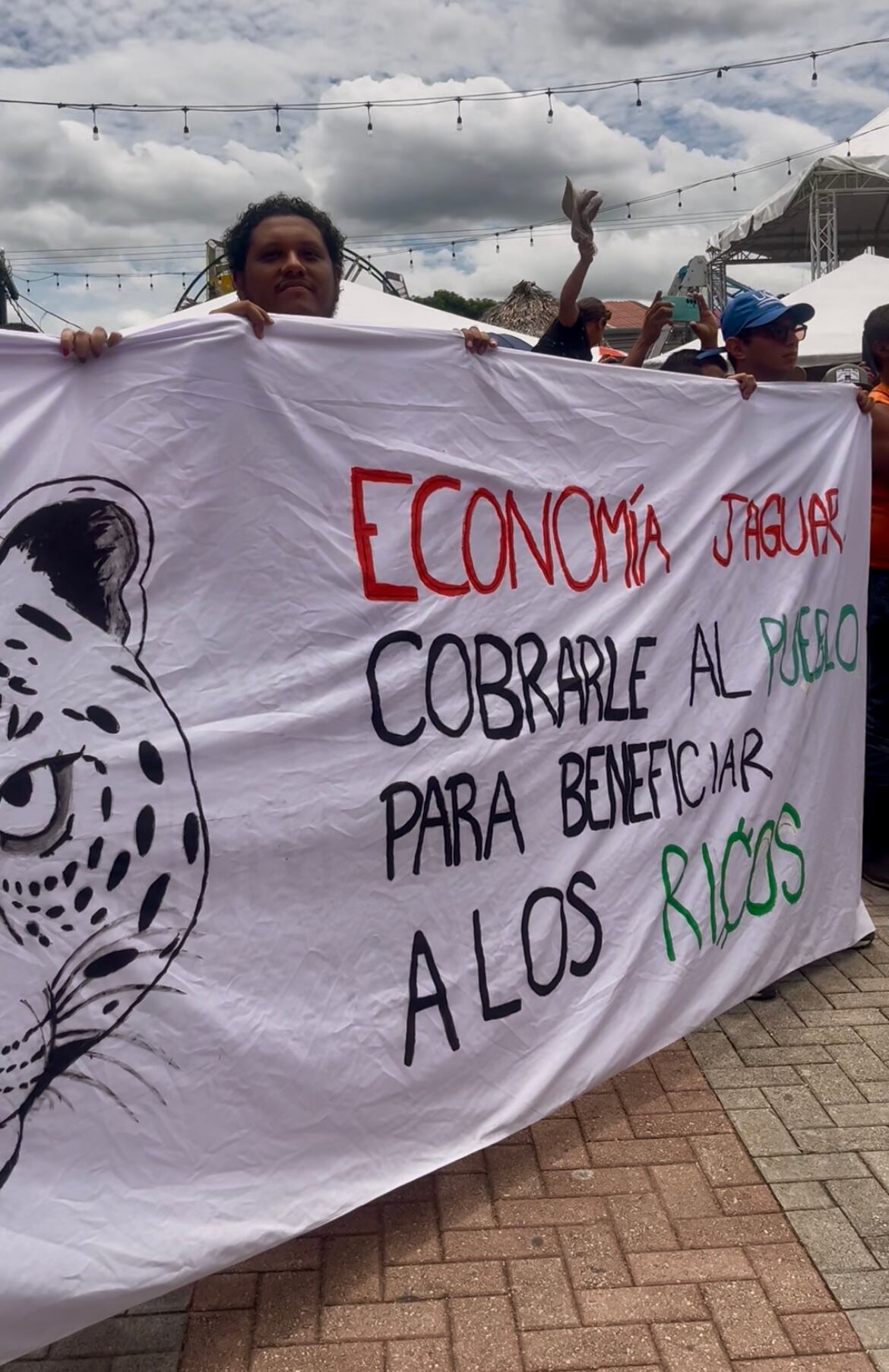 Los estudiantes de la UCR fueron confrontados por personas asistentes al Consejo de Gobierno en Nicoya luego de que ellos sacaran esta manta.