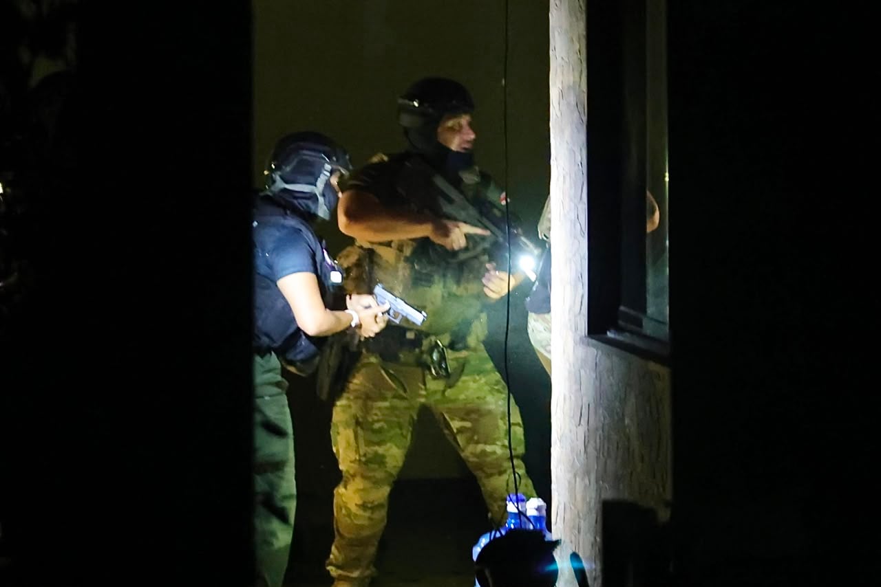 A las 3 a. m. del 23 de julio, autoridades judiciales allanaron decenas de propiedades en Limón y Heredia para atender el Caso Riverside, asociado a supuestos socios y allegados del extraditado Edwin López, alias Pecho de Rata.