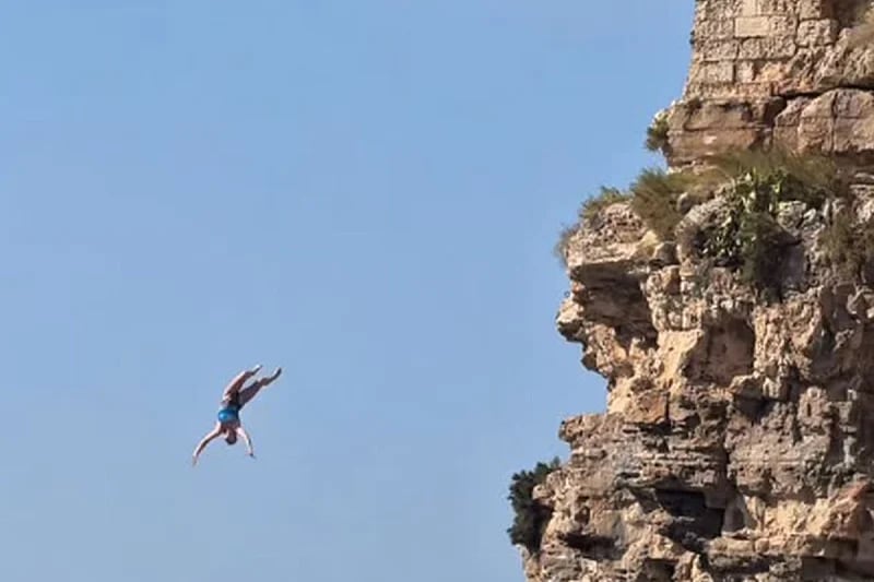 Saltadora canadiense cayó desde 22 metros en entrenamiento en Italia y se retiró del evento por lesiones leves.