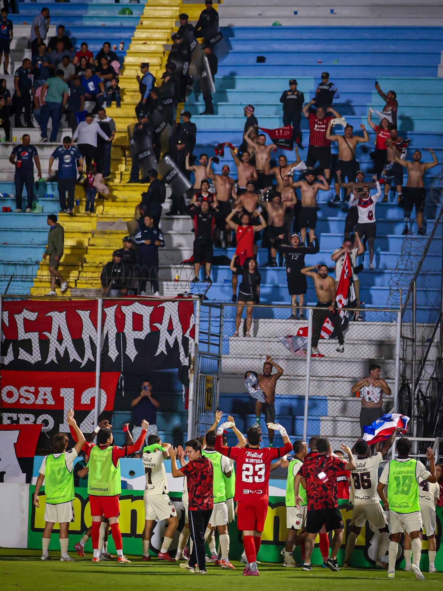 Con la victoria y la clasificación en mano, Washington Ortega y otros jugadores se fueron a celebrar con la afición de Liga Deportiva Alajuelense en el Estadio "Chelato" Uclés, en Honduras.
