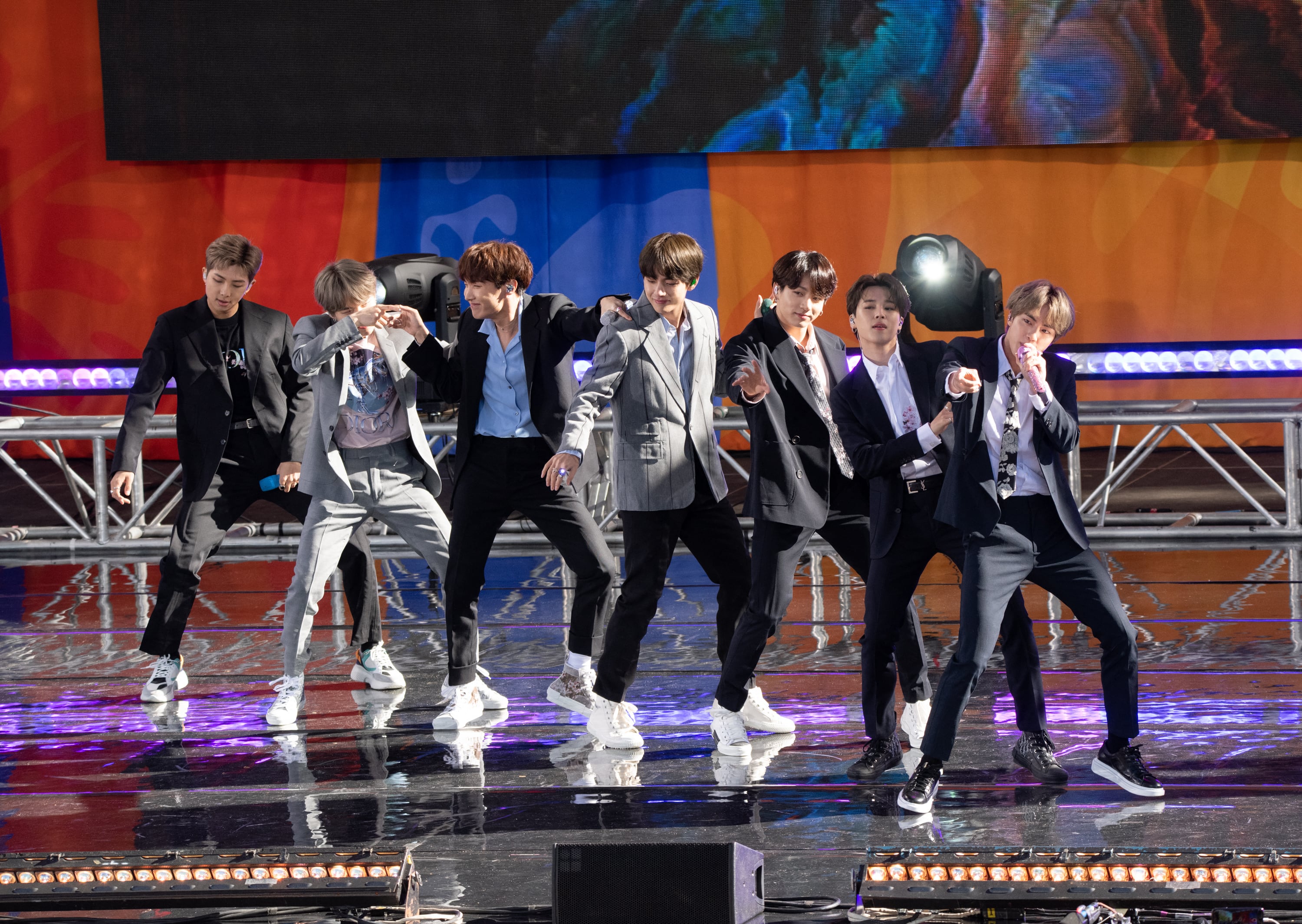 Kim Tae-hyung, Park Ji-min, Jungkook, Suga, Kim Seok-jin, RM y J-Hope, miembros del grupo BTS, actúan en el programa «Good Morning America» el 15 de mayo de 2019 en la ciudad de Nueva York.