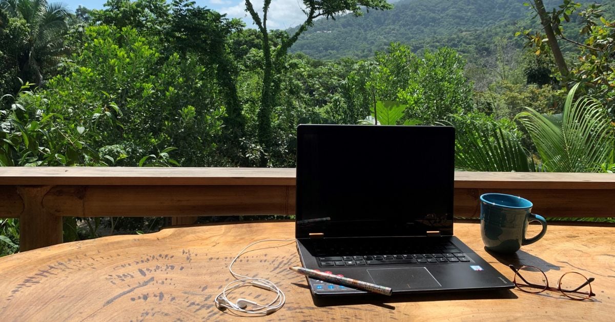 En la imagen, una computadora en una casa ubicada en Bahía Ballena.