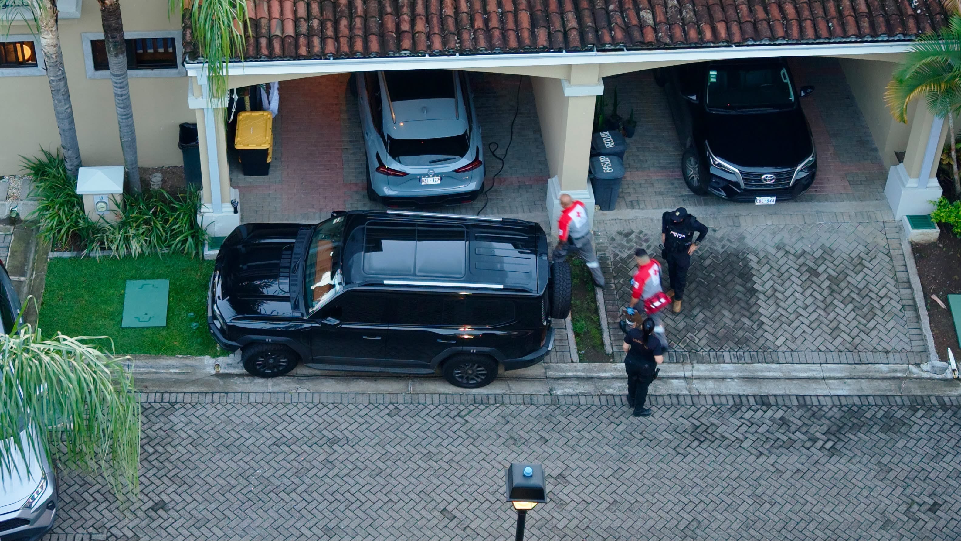 Los agentes del OIJ ingresaron a un condominio en Santa Ana donde reside el productor de eventos, Don Stockwell, este 7 de octubre de 2026.