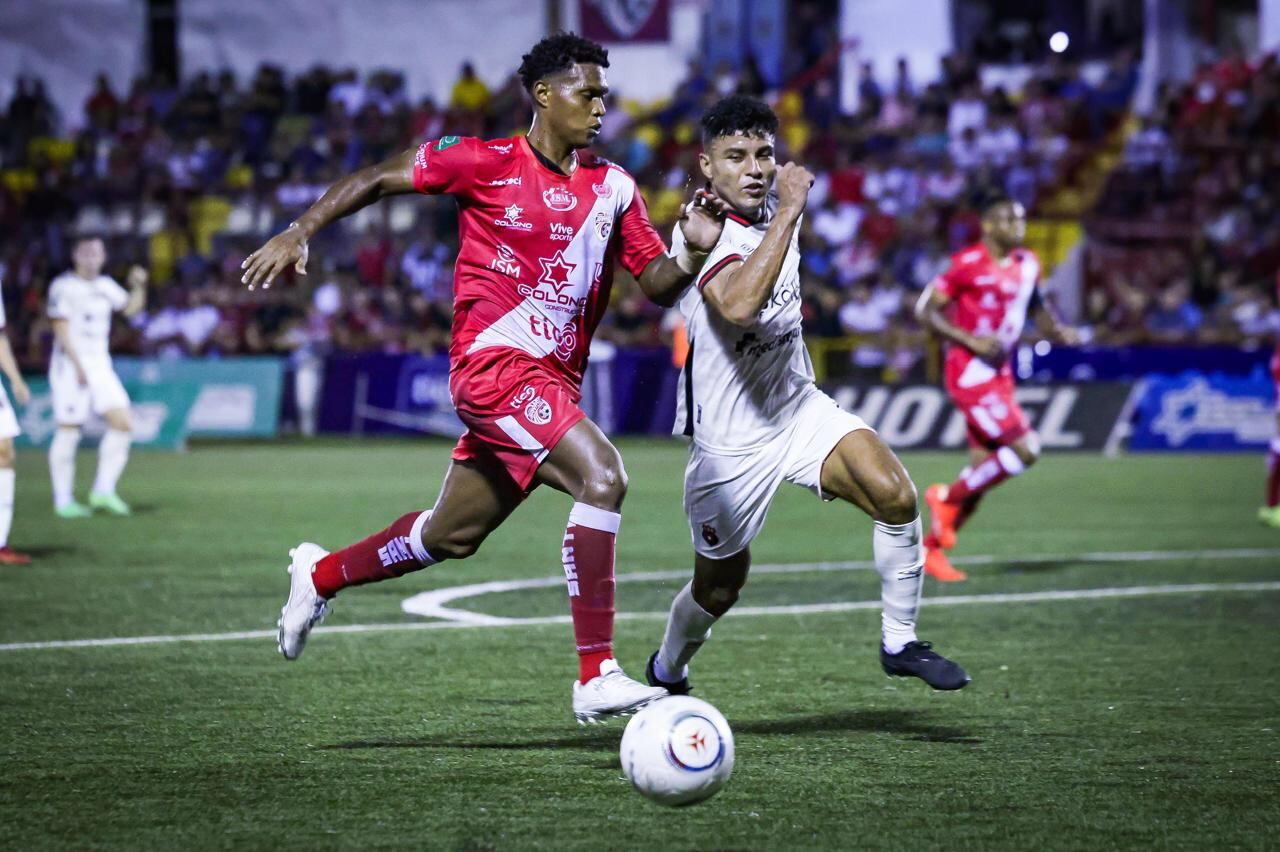 Johan Venegas hizo un buen partido y se reencontró con el gol en la victoria de Liga Deportiva Alajuelense contra Santos.