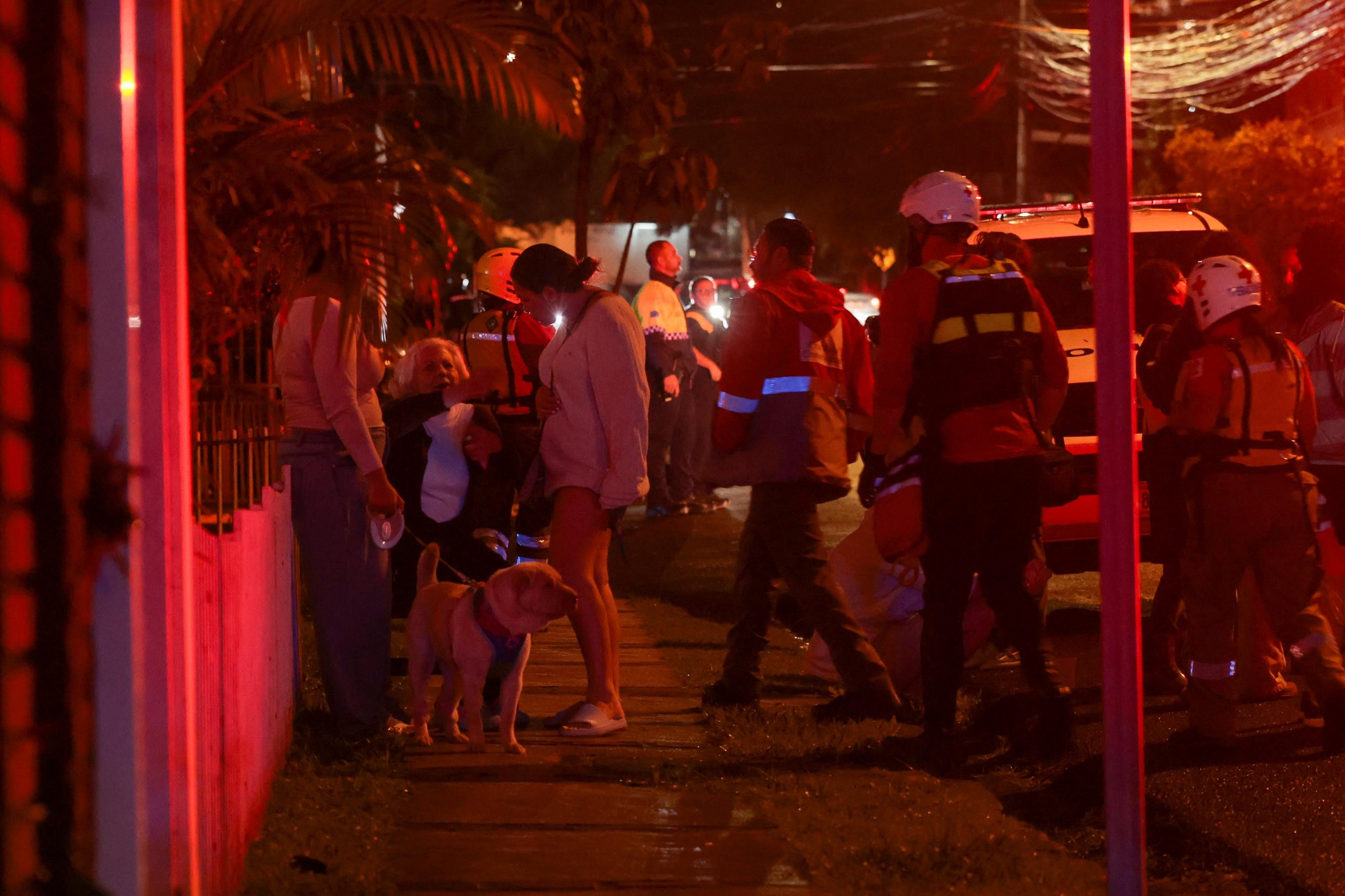 Personas debieron recibir atención de los servicios de emergencias por las inundaciones en barrio Dent.