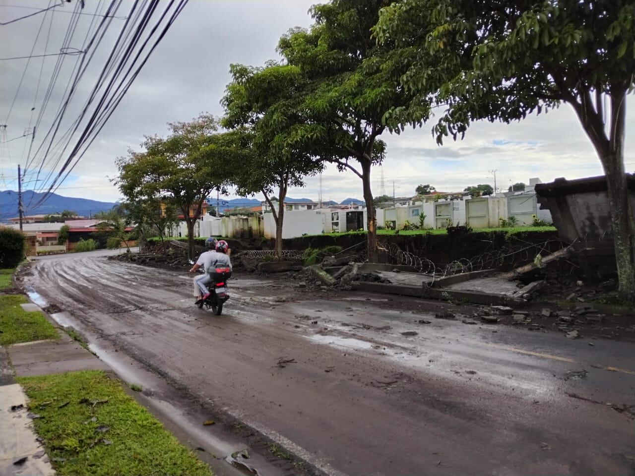 La tapia oeste del cementerio de Tibás cedió ante las fuertes lluvias. Muchas bóvedas quedaron expuestas. Foto: Hugo Solano.
