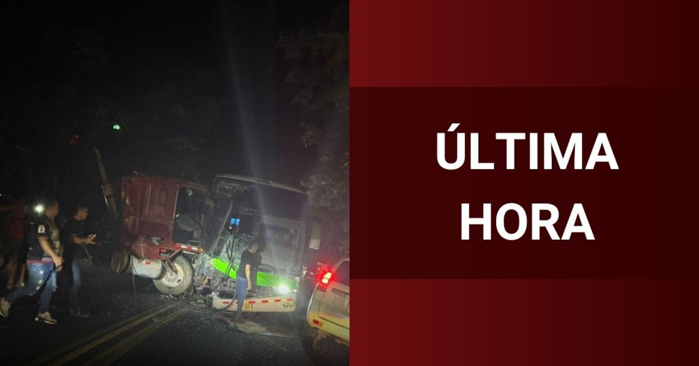 12 ambulancias atienden accidente entre bus y tráiler en ruta 32 | La ...