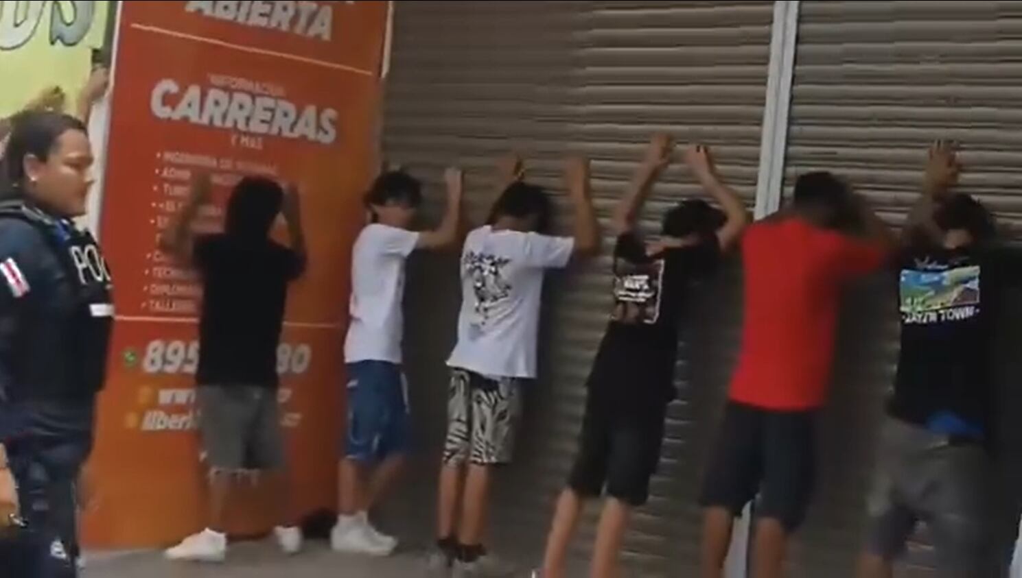 Los desfiles de Independencia en Liberia terminaron con varios jóvenes detenidos.
Fotografía: Captura de pantalla video de GuanaNoticias
