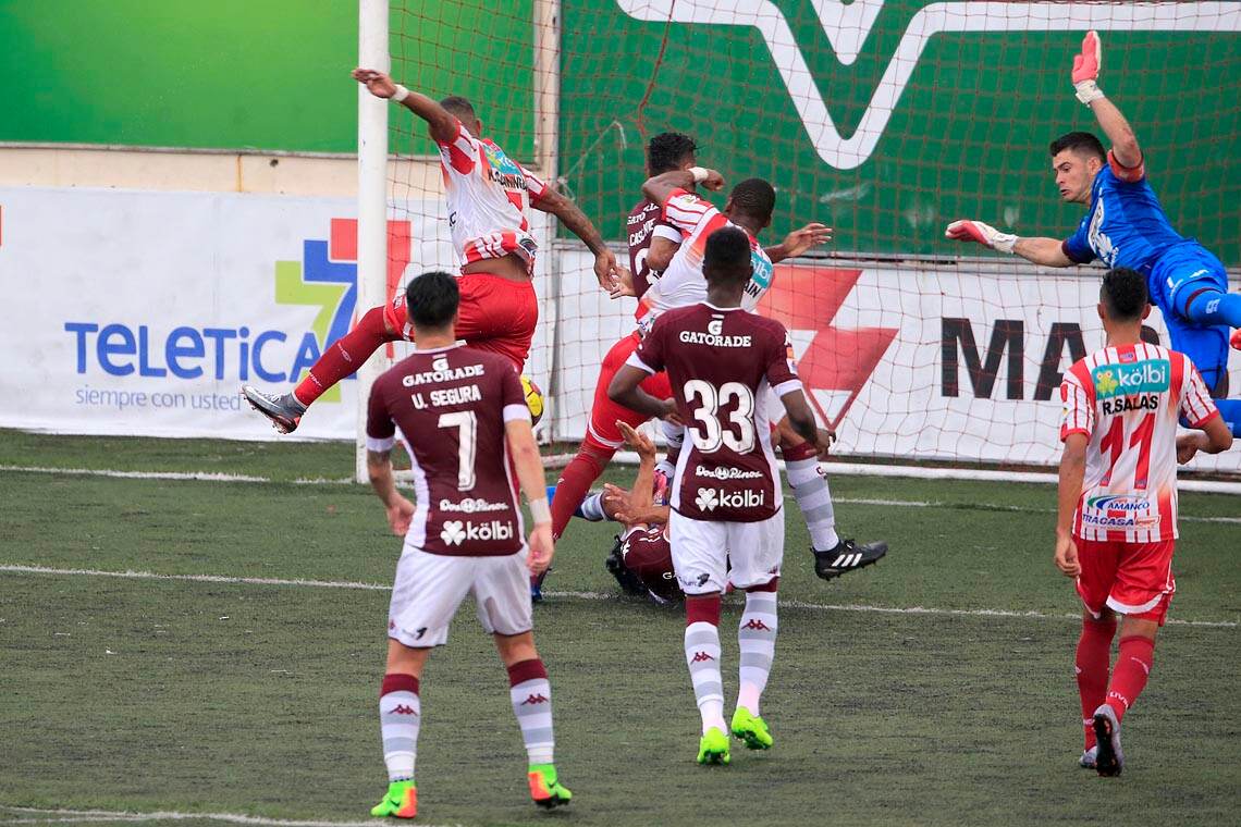 Danny Carvajal tapó un penal, pero Santos siempre le anotó.