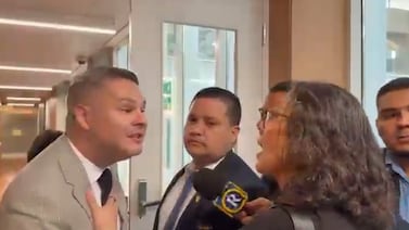 Ministro de Cultura reaccionó así ante reclamos de manifestantes en su salida de la Asamblea Legislativa: esto fue lo que pasó (video)