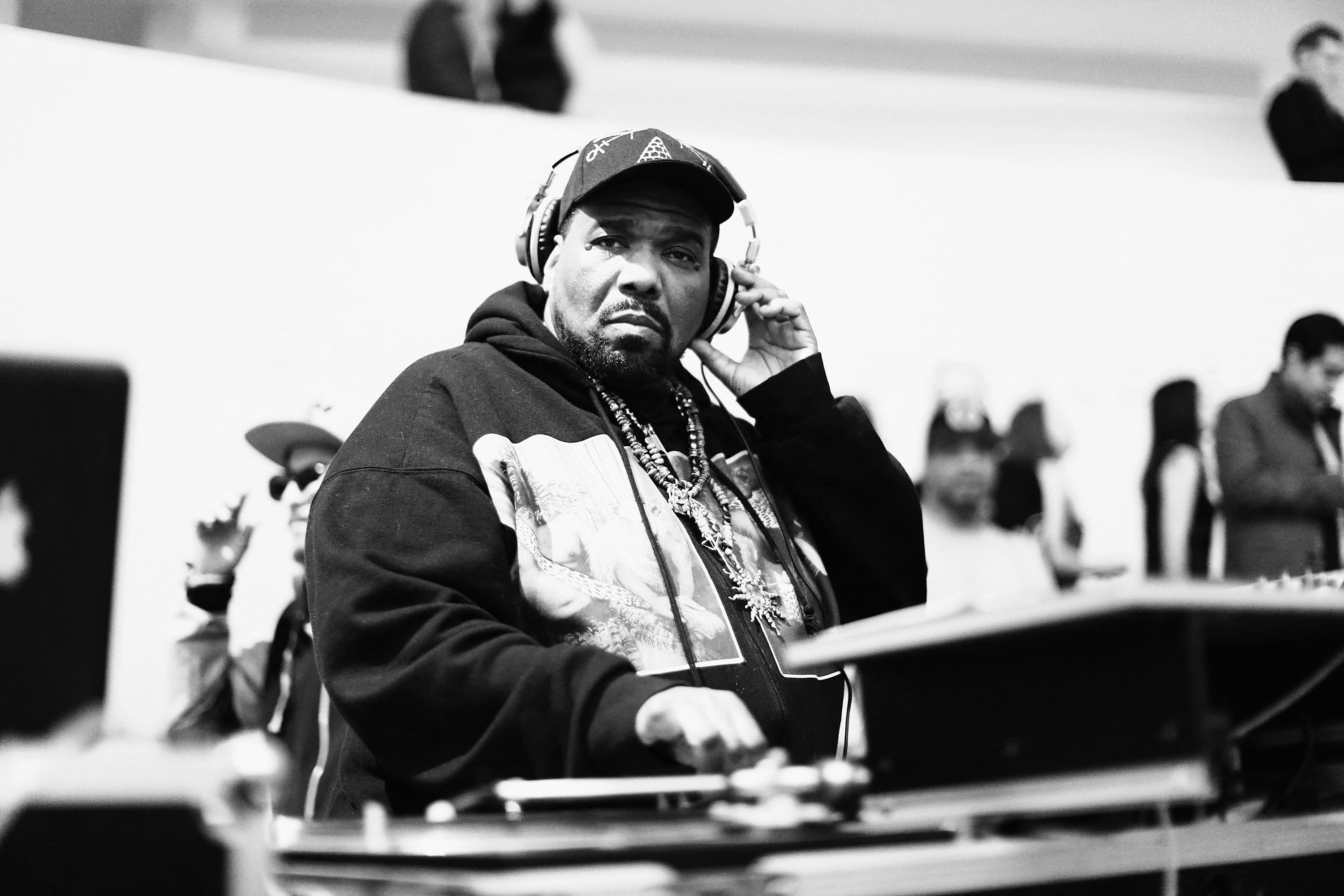 DJ Afrika Bambaataa actúa durante la fiesta de Jóvenes Coleccionistas del Guggenheim 2015, en la ciudad de Nueva York.