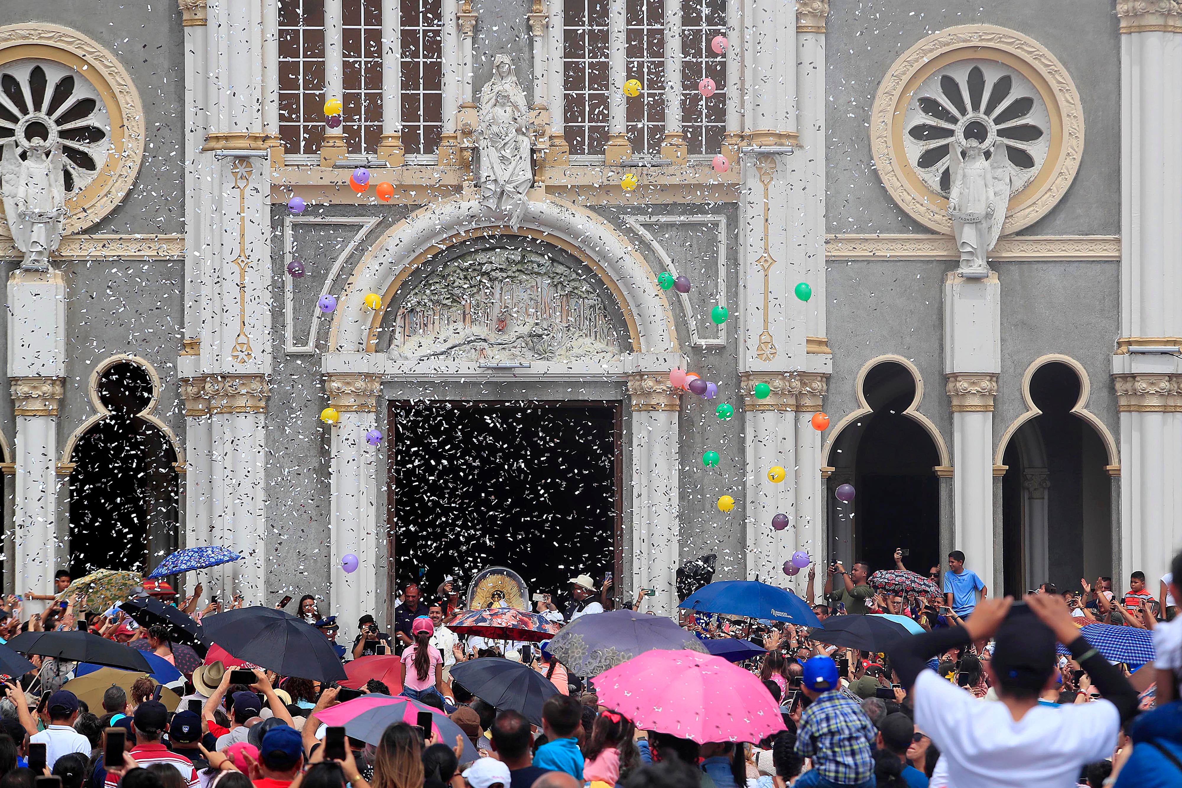 03/09/2023 Cartago. Desde la media noche, decenas de personas de diferentes comunidades de la provincia empezaron a elaborar las coloridas y espectaculares alfombras para formar una sola de poco más de kilómetro y medio, por donde transitó la imagen de la Virgen de los Angeles en su retorno a la Basílica. Aserrín y broza del café coloreados, cal y flores, especialmente rosas, entre otros, dieron forma al manto multicolor para dirigir los pasos de quienes acompañaron a La Negrita en la tradicional Pasada de regreso al Santuario Nacional tras permanecer un mes exacto en la Catedral de Nuestra Señora del Carmen. A la 1:00 p.m. llegó la imagen de La Negrita a la Basílica.