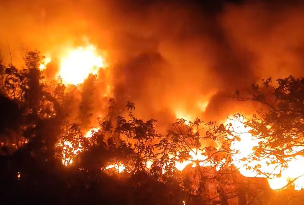 Incendio consume en Guadalupe. Cuerpos de socorro movilizan unidades al sitio para intentar apagar las llamas