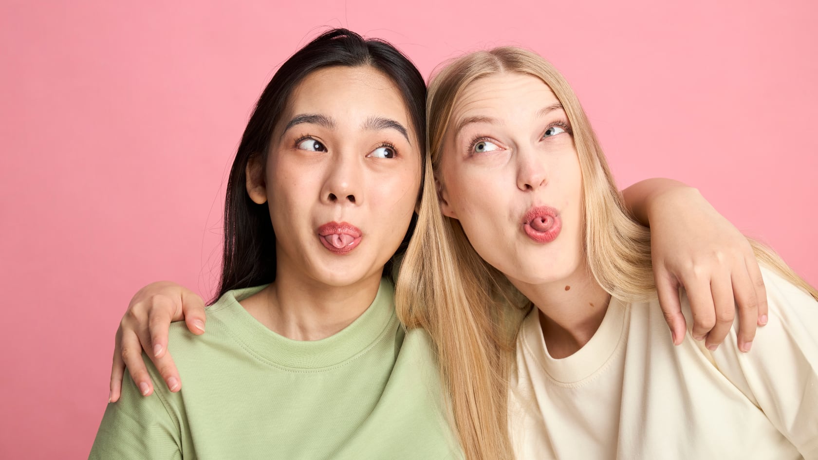 Investigaciones revelan que doblar la lengua depende de varios genes y de la anatomía oral, no de un único rasgo hereditario.