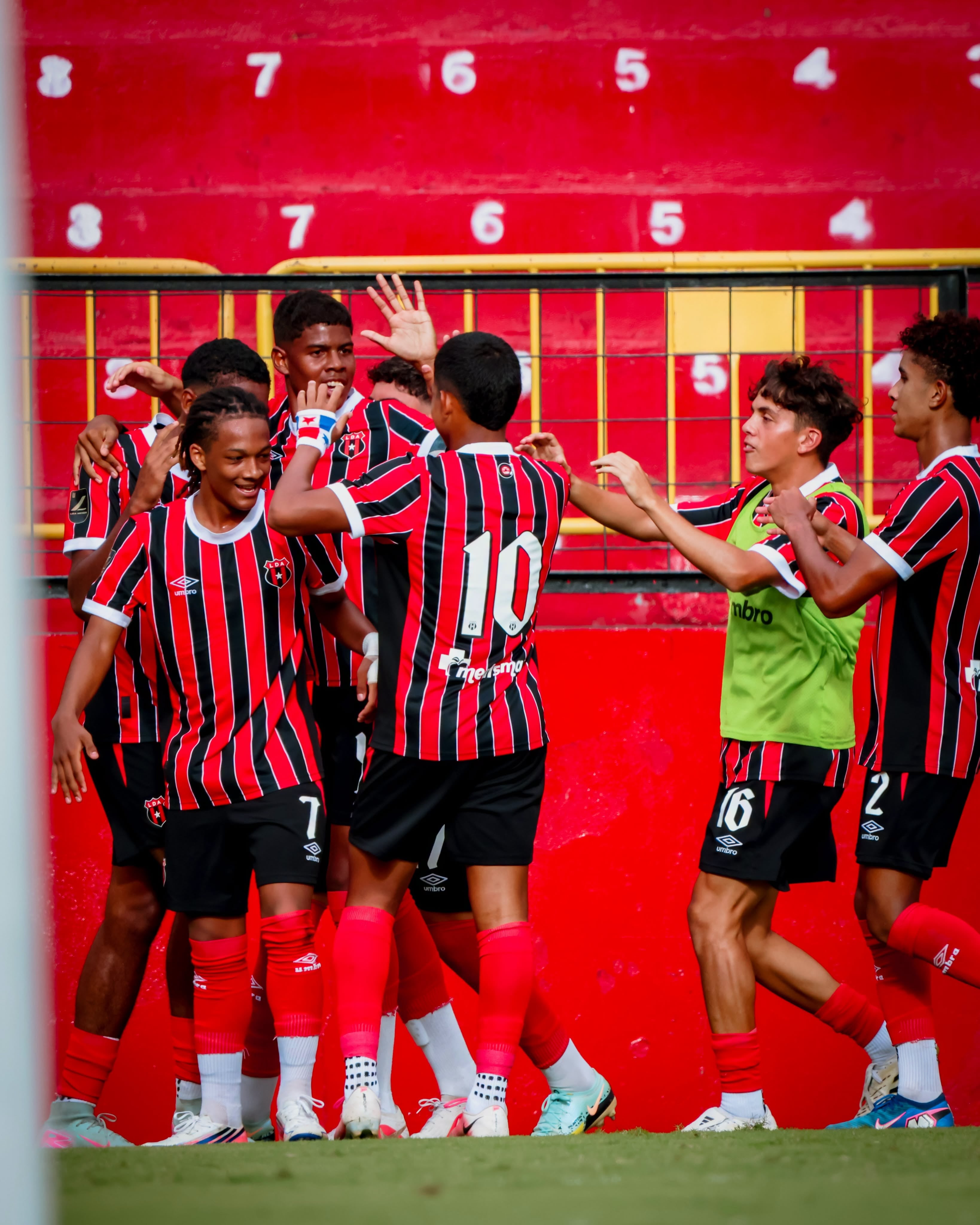 La U-20 de Liga Deportiva Alajuelense ahora tiene como técnico a Eric Chalamanch, mientras se define la situación de Bryan Ruiz.