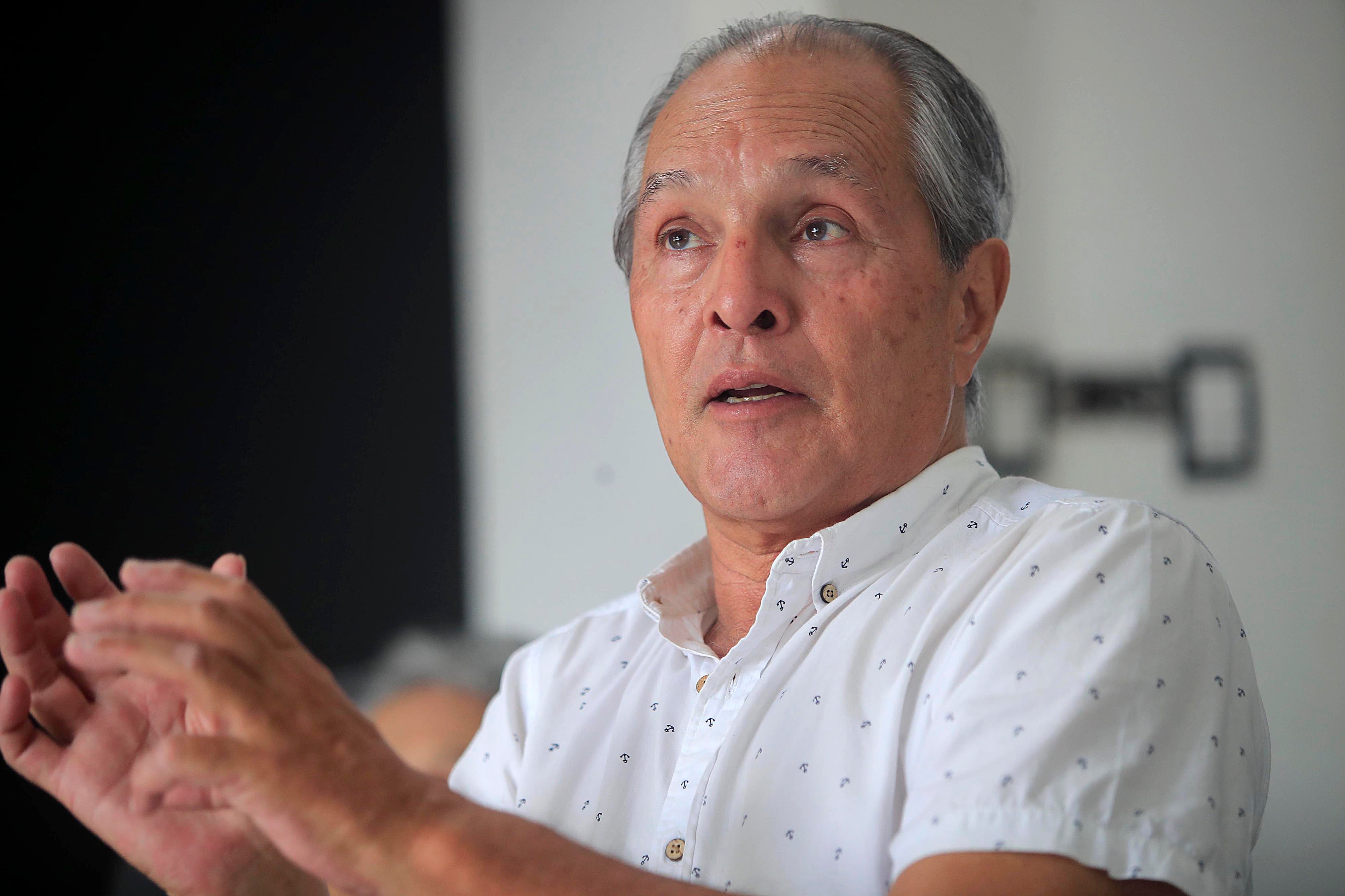 12/01/2024 Puriscal. El locutor, actor y abogado Gustavo Rojas Antillón, mostró su faceta de buen hijo. El junto a sus hermanas Lorena y Kattia (de blusa negra) compartieron el momento familiar atendiendo a su madre, doña María Isabel Antillón Montealegre. Foto: Rafael Pacheco Granados