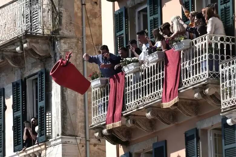 Durante la mañana del Sábado Santo, se lleva a cabo el tradicional “lanzamiento de ollas” en la isla griega de Corfú. Fotografía: La Nación de Argentina.