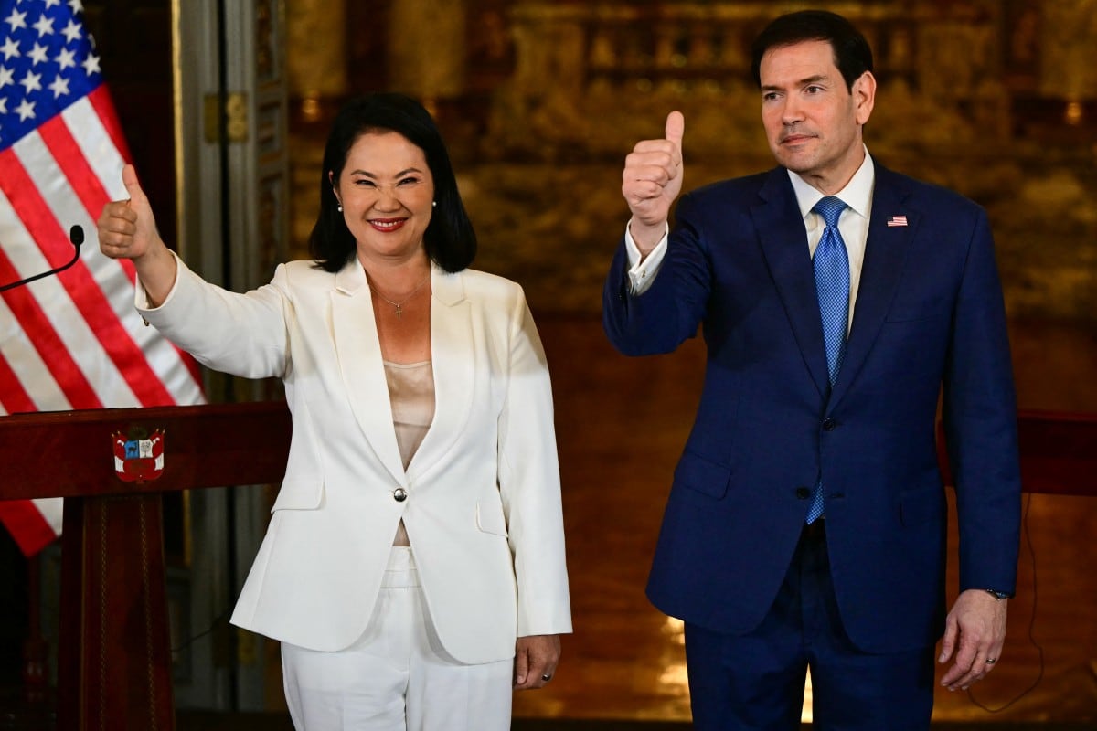 El secretario de Estado de Estados Unidos, Marco Rubio, y la presidenta de Perú, Keiko Fujimori, levantan el pulgar durante una conferencia de prensa en el Palacio de Gobierno, en Lima, el 10 de setiembre de 2026.