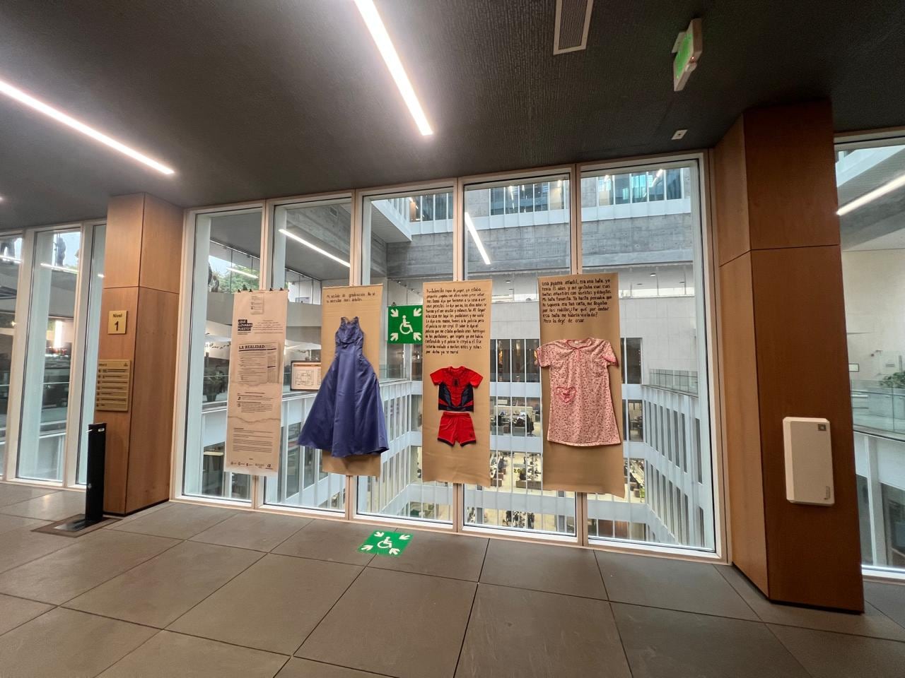 Exposición '¿Qué llevabas puesto?' estará hasta el próximo 17 de octubre en la Asamblea Legislativa.