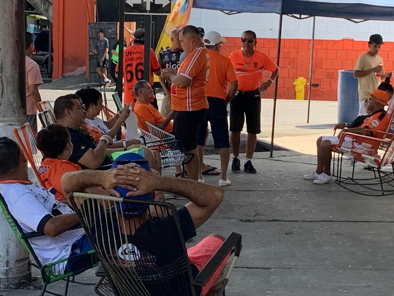 Los aficionados del Puntarenas F.C. disfrutan de la previa del duelo contra Santos.