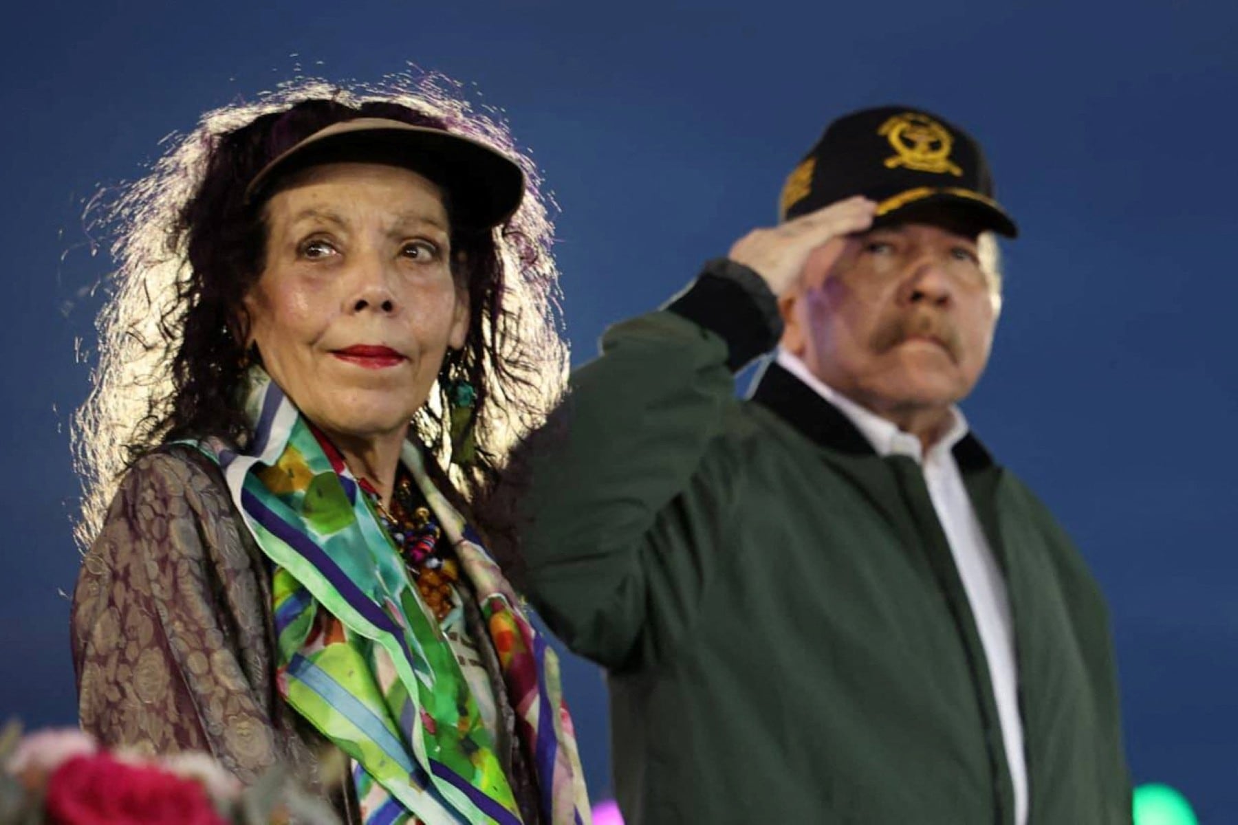 Esta imagen distribuida por el medio oficial El 19 Digital el 2 de septiembre de 2025 muestra a la copresidenta de Nicaragua, Rosario Murillo (izq.), y al presidente Daniel Ortega (der.), durante el desfile por el 46.º aniversario del Ejército Nacional en Managua.