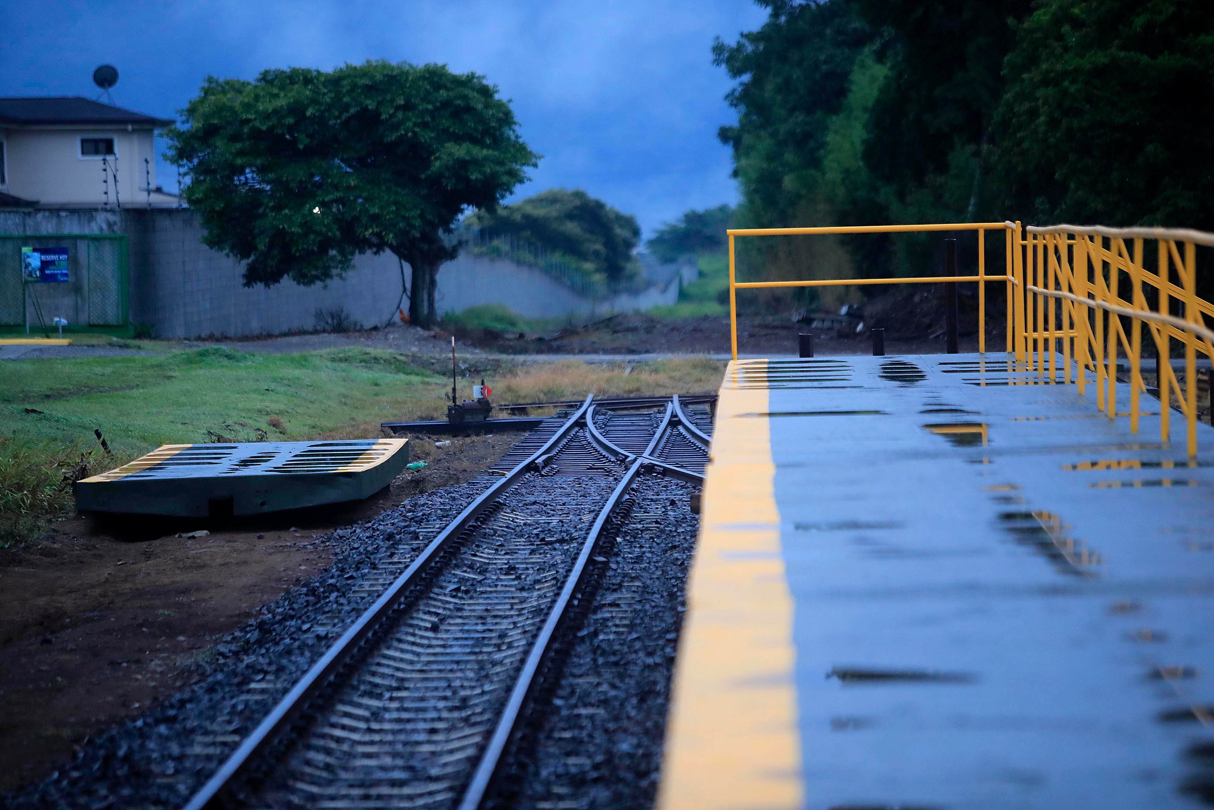 18/09/2023   Paraíso de Cartago. A las 6:05 a.m. partió, unos dos kilómetros antes del centro de este cantón brumoso, el primer tren con rumbo a San José. Entre los aproximadamente veinte pasajeros hubo estudiantes, trabajadores e incluso quienes aprovecharon el viaje para asistir a una cita médica.