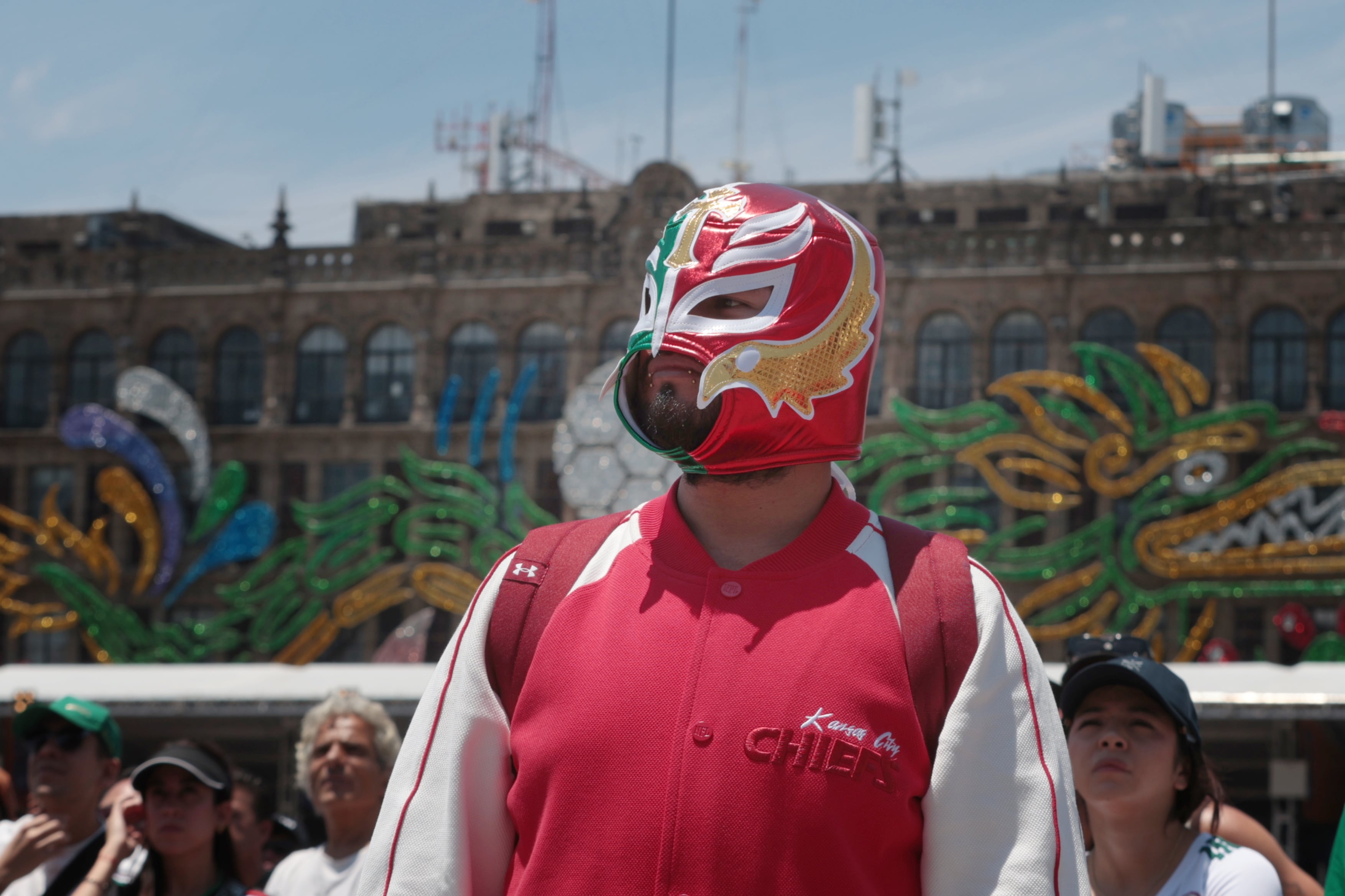 Aficionado llega al Fan Fest con la característica máscaras mexicanas.
