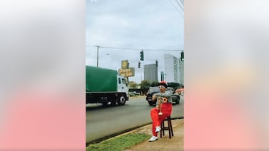 Artista nacional salió a la calle por falta de empleo y lo que pasó lo dejó sorprendido